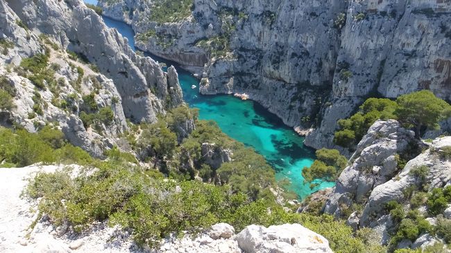 初夏を飛び越して真夏を迎えた南仏の土曜日、Calanque d&#39;en Vauへハイキングと初泳ぎに出かけました。マルセイユを抜けてD559からガストン・レビュファ通りに入ってお昼すぎ1時前にCol de la Gradioleに到着。ここに車を留め、Calanque d&#39;en Vauを目指す。<br />なんだか道がたくさん入り組んでいて、また炎天下で朦朧としていたのか、道を誤る。本来通過すべきはずであるAuberge de Jeunesse la Fontasseがはるか右に見えている。これは拙いと軌道修正してまずは表紙の写真のDoigt de Dieuへ。この辺りの木陰で遅いお弁当をいただく。次は、いよいよビーチへ。急斜面を15分ほど慎重に下ると谷底の平坦な道に出る。そこから10分ほどでビーチに到着。午後3時過ぎ。しばし、我を忘れて、地中海に身をゆだね戯れる。お魚もいっぱい。水は妙に塩辛いが底まではっきり見える透明な海。<br />帰りは谷筋の道をてくてく歩いてやく一時間で駐車場に戻る。18000歩14キロ(iphone調べ)<br />