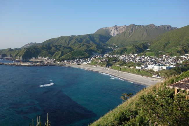 神津島の天上山にトレッキングに行ききました。(参考:旅行記 神津島 天上山トレッキング)トレッキング後、タクシーで温泉保養センターへ。 海岸の近くにあり、強塩水の温泉です。その後、村営バス(ワゴン車)で神津島港まで戻り、歩いて今日の宿だいじんごへ。前浜を望む高台に立っており、とっても眺めが良いです。明くる日はレンタカーで島内観光。まずは神津島港と反対側にある多幸湾へ。 白浜と海がきれいなところです。海岸には東京の名湧水にも選ばれた多幸湧水があります。次はありま展望台へ、前浜の全景と集落、天上山を一望できる景色の良い場所です。すぐ近くにジュリア記念碑も建っています。その後さらに車で細い道を進んで、千両池と言われる神秘的な入り江に行きました。ランチは神津島港にあるよっちゃーれセンターへ。地元で取れた旬の魚が手頃に食べれます。私は漬け丼定食を食べました。午後は赤崎遊歩道へ。海岸の岩場を巡るように造られた木製の歩道でここも海の綺麗なところです。その後、レンタカーを返却してそのまま空港へ。とにかく海がとても綺麗な島でした。