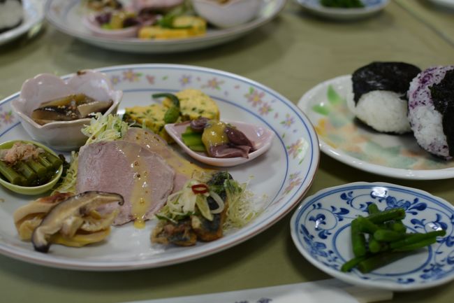 戸隠観光協会主催の「戸隠通リズム2〜横大門通り　野草散策〜」に参加。晴天で最高に気持ちの良い中、新緑の戸隠古道、越水ケ原などをゆっくりウォーキング。「旅館横倉」の山菜プロ女将を山案内に向かえ、戸隠の歴史や、山菜や野草の名前を詳しく教えて頂いた。昼食はおかみ自慢の、心を込めた山菜料理に皆さん大満足。又訪れたい場所が増えた。