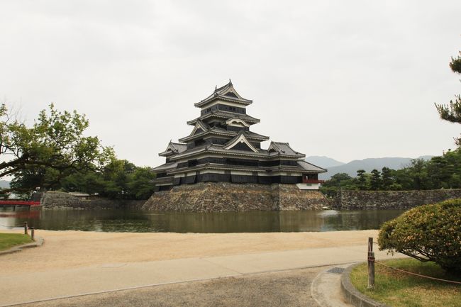 前から一度行ってみたかった上高地と安曇野。<br />折込広告でお得なバスツアーを発見したのですが、上高地の滞在時間が不明なことやベストシーズンと言いつつ、梅雨真っ只中であろう6月後半～7月に日付が設定されていることから、個人で手配して行くことに。<br /><br />友人と急いで計画して新幹線とホテルのお得なパックを申込み、自分たちでプランを熟考。<br />レンタカーではなく公共交通機関を使ったので移動など色々大変でしたが、ホテルが駅前だったため、行動はしやすかったです。<br /><br />梅雨前の駆け込み旅行だったのですが、運悪く1日目は午後から雨、2日目は曇りがちの時々晴れ、3日目にしてようやく快晴（ただし午後から曇り）というイマイチな天候でした^^;<br /><br />【1日目】長野：善光寺⇒松本：松本城・市内散策<br />【2日目】松本⇒上高地散策⇒浅間温泉（入浴のみ）<br />【3日目】松本⇒安曇野散策⇒松本⇒長野