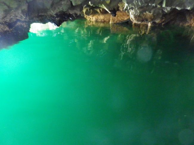 岩手県は広いです。四国に匹敵する広さの県です。三陸の復興を祈る旅なんですが、車を運転している時間の方が長いので、テーマはドライブにしました。写真は北山崎の「鵜の巣断崖」展望台からの眺めです。第一日目は一関から宮古を経て北山崎へ。そして宿泊は田野畑村羅賀のホテルまで２６０キロの旅。２日目は羅賀から岩泉龍泉洞を見て宮古市浄土ヶ浜まで１２０キロの移動。第三日目は宮古から釜石・遠野を経て花巻に。その後いちのせきまで１６０キロのドライブです。３日で５４０キロのドライブとなりました。三陸復興道路が少しずつ完成していますが、まだまだこれからです。道路は決して悪くありません。でも田野畑村から釜石の国道４５号線はコンビニ位しかありません。食事や買い物は大きな街の市街地か内陸部で済ませましょう。頑張れ三陸。田野畑村から龍泉洞・浄土ヶ浜・釜石・遠野・花巻宮沢賢治記念館のドライブです。写真は浄土ヶ浜、青の洞窟内です。