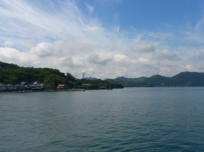 サイクリストの聖地とも言われる、しまなみ海道を歩いてみました。<br />観光協会に送って貰った地図だと約70km(実際は76kmみたいです)との事。それより、宿泊場所の往復までを含めた総距離を知りたい。しかし、送って貰ったサイクルマップでは地図が小さ過ぎて良く分かりませんでした。Googleマップでも調べてみたのですが、橋の入口・出口や正確なルートがいま一つ分かりませんでした。<br />そんな悩みを抱えていた所、友人の友人が実際にサイクリング走破したルートを、Googleマップで残してくれていました。これには助かりました。これでやっと宿泊場所の往復を含めた総距離が計算でき、尾道駅から今治駅まで85.42kmと判明。健脚の人(普通の人でも?)なら一泊二日の行程でしょうが、日常生活で殆ど歩かない私は、一日平均20kmで計画しました。実際には歩行者専用道路(階段です)でショートカットしたので、トータル3km前後は短くできたかもしれません。<br />なお、観光協会に送って貰ったパンフレットでは、「尾道大橋は自転車・歩行者の通行は推奨しない」と明記されています。逆に言えば「通ることは可能」とも解釈できるので、尾道→向島間も歩いてみました。<br /><br />一日目 羽田発08:45のANAで広島へ。三原で昼食後尾道へ。尾道駅を13時半頃から歩き始め、向島泊り。歩行距離=6.5km。<br />二日目 向島の宿から、因島島内を歩いて、因島泊り。歩行距離=20.11km。<br />三日目 因島の宿から、生口島を抜けて、大三島泊り。歩行距離=21.49km。<br />四日目 大三島の宿から、伯方島を抜けて、大島泊り。歩行距離=17.17km。<br />五日目 大島の宿から、今治駅まで。歩行距離=20.25km。今治からは電車で松山へ。折角なので松山で宿泊し、温泉入ったり、坂の上の雲ミュージアムなどを楽しんで戻りました。<br />
