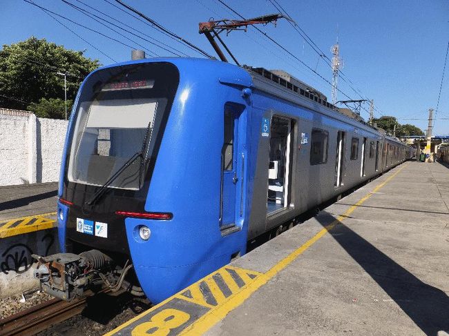 ■はじめに<br />　青天の霹靂というか、ブラジルへの出張が急遽決まった。現地では朝から晩まで仕事が詰まっているが、飛行機の便数が少ないため、到着日と出発日は朝から晩まで暇がある。そうとなれば、鐵ネタ探しである。<br />　しかし、ブラジルの鉄道は衰退が激しい。長距離列車はすべて淘汰されてしまい、大都市において地下鉄等が残っているだけである。<br />　私の今回の訪問地は、リオデジャネイロである。地下鉄は2本あるが、調べてみるとそれ以外にもどうやらSuperViaという近郊列車があることがわかった。しかし、ガイドブック等での記述は皆無であり、ネット上で検索しても旅行記すら全く見当たらない。しかも検索結果には、「鉄道は沿線にスラム街が多く客層が悪いため、日本人は利用不可」や、「セントラル駅から郊外への電車SUPERVIAがあるが、これは危険極まりないので絶対乗らないこと」というのがあるばかりである。普通の旅行者であれば、ここでお手上げである。<br />　治安が悪いことは承知であるが、必要最低限の対応（貴重品は持たず、華美な格好はしない等）をすれば、なんとかなるはずである。「強盗の発生件数が日本の150倍」と言われると確かに多いと思えるが、それは分子だけの比較であって、分母も考慮すれば、マイナスの意味での宝くじみたいなもので、凶悪犯罪に遭う・遭わないは心がけと運次第（特に後者）の占める割合がかなり多いと思われる。もちろん、油断や過小評価は厳禁であるが。<br /><br />＠サンタ・クルース駅にて