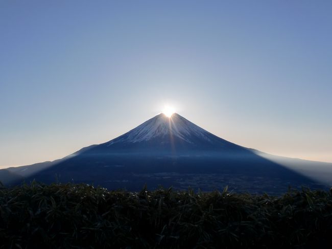 ちょっと前の旅行記になりますけど、忘備録として投稿します。<br /><br />２０１１年１月５日、富士五湖の本栖湖畔、竜ヶ岳に「ダイヤモンド富士」を見に登りました。<br />柏の自宅を深夜１：００に出発。<br />ＡＭ５：００頃に本栖湖キャンプ場に到着。<br />竜ヶ岳山頂までは約１時間半くらいの登山です。<br /><br />この日のダイヤモンド富士の時刻は７：４０。<br />山頂での待ち時間の間がめちゃくちゃ寒かったですが、素晴らしいダイヤモンド富士が見られました。<br /><br />