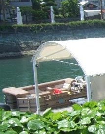 5月1日の夜、子供たち2人を連れてGWの徳島ツアーに出発。夜遅く徳島市内のホテルに入り、新町川水際公園周辺を散策。疲れていた子供たちも水際公園のしゃれたライトアップについついテンションが高くなり写真を撮りまくっていました。次の日の朝は車で眉山に登り、阿波踊り会館で阿波踊りを見て、講師の方の指導の下3人でぎこちなく阿波踊りを踊った後、市内のひょうたん島周遊船に乗船しました。乗船料は無料(ただし保険料高校生以上200円、中学生以下100円必要)ということで安いクルーズなのであまり期待していませんでしたが、実はこれが大当たり。スピードは出るわ、風は気持ちいいわ、橋の下に飾られたアニメギャラリーを鑑賞できるわ(これは乗船しないと見れない!)子供達は大喜びでした。気候もよく時間も20分くらいとちょうど良い設定で、船の中から徳島の町並みを気持ちよく眺めることができました。期待せず何気に参加したものがとても良いとすごく得をした気分になりますね。