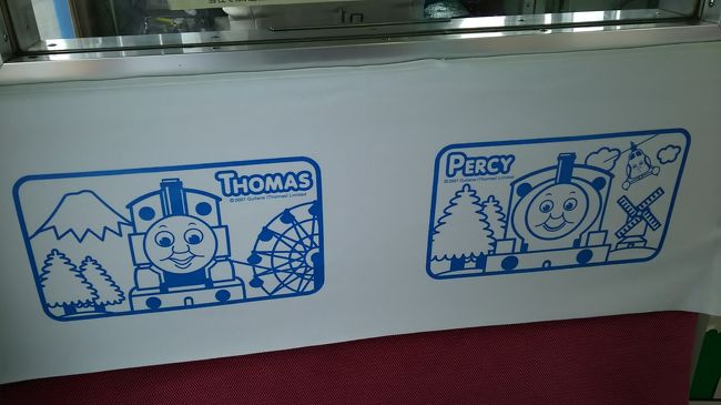 機関車トーマスが大好きなお子様が多いと思いますが、河口湖周辺にある富士急ハイランド内にあるトーマスランドと富士急行が運行しているトーマスランド号を満喫するために行ったプランを参考となればと思い書いておきます。<br />二日間の旅で、初日はトーマスランド号メイン。二日目はトーマスランドでした。<br /><br />初日(日曜)はお昼過ぎに河口湖駅に到着。車はホテルに止めて河口湖駅まで送迎してもらいました。<br />トーマスランド号に乗るにはやはり河口湖駅が便利です。<br /><br />河口湖駅13:15発「大月行き」に乗って途中の「都留文科大学前」で途中下車します。<br />大月まで行って戻ってくると、2時間半電車に乗りっぱなしなので、はじめは興奮している子供が飽きてしまうと思ったのでこのような形にしました。<br />河口湖駅で往復券を買っておくと便利です。河口湖駅で改札が開いたのが10分前なのであまり早く行き過ぎても待つだけです。<br />電車内はトーマスの子供用運転台があったり、トーマスやパーシーのシートがあったり、室内がトーマス一色です。<br /><br />30分ほどすると都留文科大学前に着くので、駅を降りて右に行くと徒歩1分で桔梗屋東治郎のお茶屋があります。<br />ここでのんびりお茶して、信玄ソフトクリームを食べてちょっと休憩。<br />河口湖行き電車がくるまで約1時間ゆっくりします。<br />14:37都留文科大学前発の電車が来るので、それに乗って河口湖を目指します。<br /><br />一度飽きたテンションもまた復活して30分程度大はしゃぎです。<br />河口湖駅に着くと、しばらく写真の撮影ができますので、電車と一緒に写真が撮れると思います。<br /><br />15時過ぎにはつくので、そこからはホテルに戻ってのんびり次の日に備えました。<br /><br />翌日(月曜)は9時から富士急ハイランドへ<br />フジQの会員登録してファミリーチケットを入手するとトーマスかパーシーのピンバッジがもらえます。<br />トーマスランドへついたら、まずはわくわくライドに乗るのが良いと思います。<br />わくわくライドは時間により、キャラクターが代わるのでフリーパスなら3種類乗りたいものです(トーマス、パーシー、ジェームス)<br />それが終わると園内をどんどんと進み、乗りたいものから乗りましょう。<br />そんなに込んでいないのですぐに一通り乗ることができます。<br />一番奥にパーティーパレードという乗り物があり、ここは最後に写真撮影があります。<br />ちょっと疲れてきたところで3Dシアターで休憩して、その後にレストランに行くと良いと思います。<br />わくわくライドと、パーティーパレードは出口にお土産屋が隣接しているので、子供をうまく誘導してお土産屋さんに止まらないようにした方がよいです。<br />ちなみに、両方のお土産屋さんでそれぞれ売っているものがあるので、両方で買い物することになるとは思います。<br /><br />キッズパスと大人用のフリーパスだと、観覧車やメリーゴーランドにも載ることができます。<br />トーマスばかりではなくこちらを楽しんでも良いと思います。どちらもトーマスランドから近いところにあります。<br /><br />今回は、子供がお昼寝したので親が交代で富士飛行社を体験してきました。<br /><br />お土産たくさん買って、トーマスにまみれて、子供はご機嫌の二日間でした。<br />