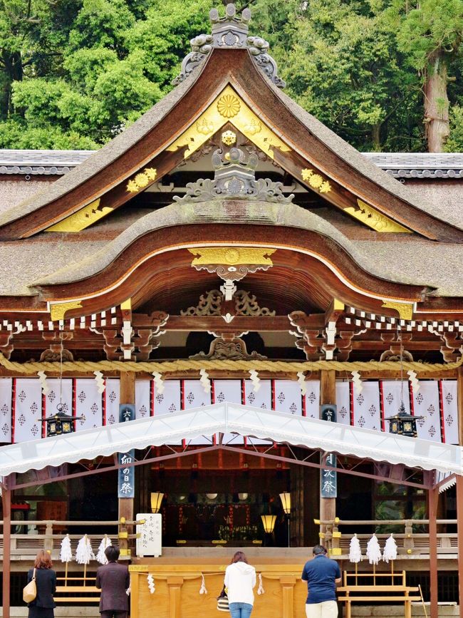 大神神社（おおみわじんじゃ）は、奈良県桜井市三輪にある神社。大和国一宮。旧社格は官幣大社で、現在は神社本庁の別表神社。別称として「三輪明神」、「三輪神社」がある。<br />日本最古の神社の一つで、皇室の尊厳も篤く外戚を結んだことから神聖な信仰の場であったと考えられる。三輪山そのものを神体（神体山）としており、本殿をもたず、江戸時代地造営された拝殿から三輪山自体を神体として仰ぎ見る古神道（原始神道）の形態を残している。<br />拝殿奥にある三ツ鳥居は、明神鳥居3つを1つに組み合わせた特異な形式のものである。<br />摂社の檜原神社は倭姫命が天照大神をはじめて宮中の外に祀った元伊勢の始まりの地となっている。伊勢神宮の元であることが伺える。<br />（フリー百科事典『ウィキペディア（Wikipedia）』より引用）<br /><br />大神神社については・・<br />http://oomiwa.or.jp/<br />