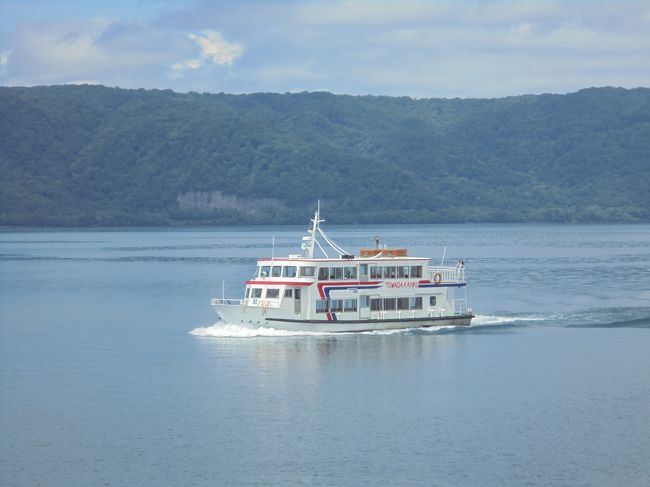 「十和田湖」は「青森県十和田市」と「秋田県鹿角郡」にまたがる「日本の湖沼」では「１２番目の面積」を有する「十和田火山の噴火」で形成された「二重カルデラ湖」です。<br /><br />規模は「周囲４６ｋｍ」「最大水深３２６.８ｍ」です。<br /><br />「国の地方港湾」である「子ノ口港」と「休屋港」の二港があります。<br /><br />「現在生息している魚類」の「全て（ヒメマス、ニジマス、イワナ、サクラマス、コイ、フナ、ウナギ、カジカ、ヨシノボリ）」が「人為放流」されたものだそうです。<br /><br />写真は「十和田湖クルーズ」です。<br /><br />