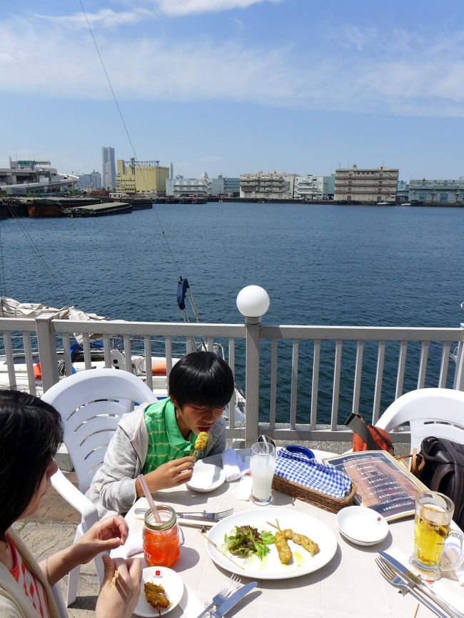 ホテル横浜ガーデンのツインルーム２部屋の写真を撮った後は、昼食を頂きに出かけます。<br /><br />このところ横浜では中華ばかりだったので、たまには違うものを頂こうと、以前何度か訪ねたレストラン タイクーン【TYCOON】のテラス席を予約しました。<br />