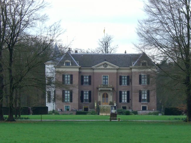 Utrechtから東に約20kmのDoornにDoorn Huis城があります。<br />（住所：　Langbroekerweg 10, Doorn）<br />（http://www.castles.nl/doorn-castle）<br /><br />Doorn Huis（Huis＝House）と言うだけあって、邸宅だと思います。広い公園（というか緑の敷地）に頂かれた城です。<br /><br />城の歴史は長いようですが、第一次世界大戦後の1919年にドイツ皇帝Wilhelm IIが亡命した所のようです。そしてWilhelm IIの考えで建物に手を入れた様です。（ヨーロッパの歴史は良く知りませんが、色々と複雑なようです。）<br /><br />小振りな城ですが、亡命用としては立派だという気がしました。<br /><br />3PM頃です。<br /><br />なお、Doornの地域は緑豊かです。<br /><br /><br /><br />
