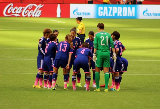 女子サッカー・ワールドカップ出場中の “なでしこジャパン” の応援に行ってきました。<br /><br />2015年の女子ワールドカップが、6月6日から7月5日までカナダ 6都市で開催されています。前回優勝した日本女子代表（なでしこジャパン）も もちろん出場していて、ラッキーなことに少なくとも2試合がバンクーバーで行われます。今回、初戦であるスイス戦の応援に行ってきました。<br /><br />スイスは初出場ながら、欧州予選を負けなしで突破してきた勢いのあるチームです。前半は、比較的 日本ペースでした。前半26分に安藤梢選手とスイスのゴールキーパーの衝突により、PKを獲得。宮間あや主将が絶妙なシュートで決め、1-0。そのまま、前半を終えます。<br /><br />しかし、後半はスイスに攻められっぱなしでした。長身のゴールキーパー 山根恵里奈選手の好守もあり、何とかゴールを割らせず、1-0 で勝利しました。<br /><br />■ 女子サッカーW杯2015 なでしこジャパン応援歴 ■<br />★1） グループリーグ 第1戦 対スイス<br />http://4travel.jp/travelogue/11020387<br />2） グループリーグ 第2戦 対カメルーン<br />http://4travel.jp/travelogue/11021403<br />3） 決勝トーナメント 第1戦 対オランダ<br />http://4travel.jp/travelogue/11025216<br />4） 決勝戦 対アメリカ （FIFAファン・ゾーン）<br />http://4travel.jp/travelogue/11029266<br /><br />■ 関連記事 ■<br />総集編： バンクーバーでスポーツ観戦 一覧<br />http://4travel.jp/travelogue/10824874