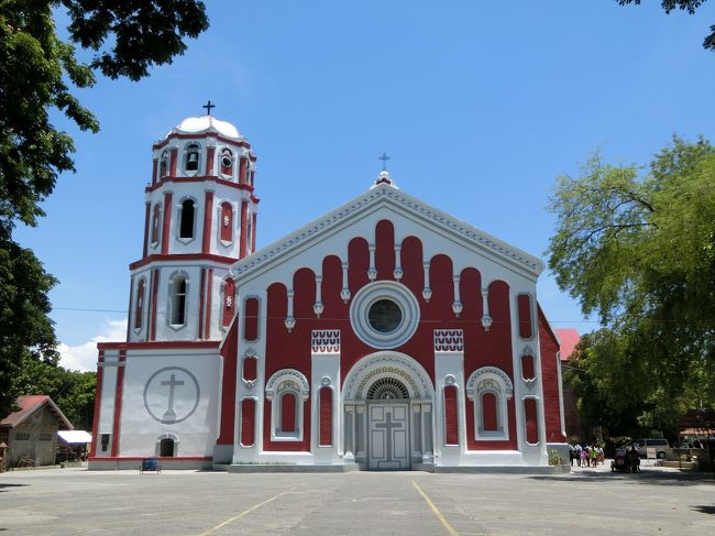 南・北イロコス州（ Ilocos Norte and Ilocos Sur ）にはあまり知られていないが、素晴らしい教会がいくつもあり、両州を訪ねた折り、それらも併せて訪問してみた。ただイロコス州と言っても、ルソン島の最北端にあり、行くのが容易ではない。マニラからだと、恐らくバスで12時間以上はかかるだろう。飛行機で行くことも可能である。<br /><br />今回訪ねた教会は以下の通り、９箇所である。<br /><br />① St. William&#39;s Cathedral（ 聖ウイリアムズ大聖堂 )（ ラグワ ）<br /> <br />② San Agustin Church ( サン・オウガスチン教会 ) ( パオアイ ） 　→ 　ユネスコ世界遺産に登録<br /><br />③ Church of St. William Aquitania ( マグシンガル ）<br /><br />④ St. Paul Methropolitan Cathedral ( 聖ポール大聖堂 ）( ビガン )<br /><br />                         ⑤ St. Augustine Parish Church of Vigan ( ビガン )<br /><br />⑥  Shrine of Apo Santo Kristo in Simbaan a Bassit of Vigan（ ビガン ） <br /><br />     ⑦ Nuestra Senora de la Asuncion Church ( ヌエストラ・セニョーラ・デ・ラ・アスンシオン教会（別名： サンタ・マリア教会 ) → ユネスコ世界遺産に登録<br /><br />⑧ St. John of Sahagun Parish ( Condon ) ( キャンドン )<br />　<br />⑨ Church of St. Lucia the Martyer ) ( サンタ ・ ルシア )<br /><br />＊ カバーの写真は、⑨ の Church of St. Lucia the Martyer で、大変美しい外装をしていて、同時に内部の装飾も素晴らしい。<br /><br />   