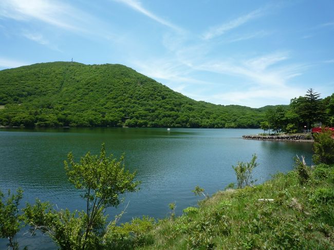 赤城山は、関東地方の北部、群馬県のほぼ中央に位置している。<br />太平洋プレートが、オホーツクプレートに沈み込んでできた島弧型火山である。<br />又、赤城山は、カルデラ湖を伴うカルデラを持つ、関東地方で有数の複成火山である。<br />榛名山、妙義山と並び、上毛三山の一つに数えられている。<br />尚、日本百名山、日本百景の一つにも選ばれている。<br />中央のカルデラの周囲を、円頂を持つ1,200mから1,800mの峰々が取り囲み、その外側は標高にして約800mまでは広く緩やかな裾野の高原台地をなしている。これは富士山に続き日本で二番目の長さで有る。<br />中央部のカルデラ内には、カルデラ湖の大沼や覚満淵、火口湖の小沼がある。<br />大沼の東岸、最高峰 黒檜山の山麓に当たる場所に赤城神社があり、山麓各地に里宮があるほか、関東一円に末社約300社が分布している。