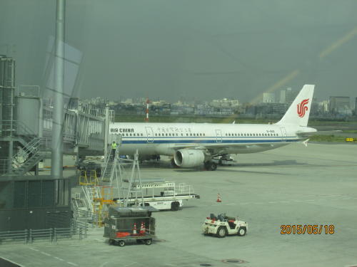 東京国際空港は2010年（平成22年）10月21日にD滑走路を供用開始した。これによって発着枠が増加し、国際線定期便の就航が可能になった。これにより、国際線のキャパシティが現行の第2旅客ターミナルビル南側に設置されていた旧国際線ターミナルビルよりも増大するため、多摩川と東京都道311号環状八号線に沿った区域に国際線旅客ターミナル・貨物ターミナル・駐車場などの新国際線区画が東京国際空港ターミナル等によって建設され、その旅客ターミナルの開業に合わせて駅の開設がなされた。今後進展しない成田空港を置いて、また東京オリンピックに向けて更なる拡張をするそうです。