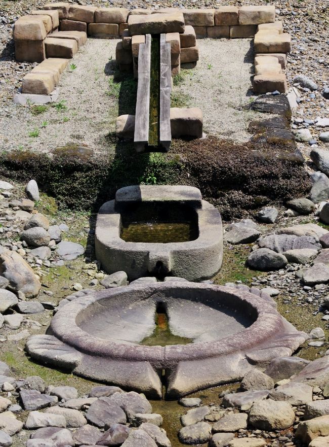 酒船石遺跡(さかふねいしいせき)は、奈良県明日香村岡にある、いくつかの石造物からなる遺跡。以前から知られている酒船石に加えて、平成12年(2000年)の発掘で発見された亀形石造物と小判形石造物および周辺の遺構を含めて酒船石遺跡と呼ぶようになった。この遺跡は、田身嶺(多武峰)にあった両槻宮の一部、あるいは両槻宮への入り口施設とする見解が有力視されている。酒船石小高い丘の上にある花崗岩の石造物。主軸はほぼ東西で、現存の長さ約5.5メートル、幅(南北)約2.3メートル、厚さ約1メートルであるが、北と南の一部が欠けている。上面に皿状のいくつかのくぼみとそれを結ぶ溝が刻まれている。酒を造る道具、あるいは薬などを造るための道具とも言われ諸説あるが定かではない。近くに水を引いたと見られる土管や石の樋も見つかっていることから庭園の施設とも言われている。後世江戸時代に高取城を築城するため石垣用の石材として利用しようとしたと思われる石割用の石鑿の跡が見られ、上面の造形が欠損している。1927年(昭和2年)4月8日、国の史跡に指定された。亀形と小判形石造物平成4年(1992年)に酒船石の北の斜面で石垣が発見され、『日本書紀』の斉明天皇の時代に記述される工事に該当する遺跡と推測されている。その後平成12年(2000年)に大規模な発掘が行われ、砂岩でできた湧水設備とそれに続く形で小判形石造物と亀形石造物が発見された。これら2つは水槽になっており水を溜めたと推定される。さらにそれに続いて石を並べた溝や石段があり、全体を囲むように石垣や石敷がある。亀形石造物は花崗岩で作られており全長約2.4m、幅約2mで頭や尻尾、足が造形されている。甲羅部分が直径1.25m、深さ20cmでくりぬかれ鉢状になっている。頭の部分の穴から水が流れ込み尻尾の穴から流れ出したと見られる。尻尾に栓をすることで水を溜めることもできる。小判形石造物は長さ1.65m、幅1m深さ20cmで同じく水が貯められるようになっており、排水口は亀の頭に繋がっている。足や甲羅の形状などから、亀ではなくスッポンを模したものとの見方もある。斉明期に最初に造られその後平安時代まで約250年間使用された形跡があり、何らかの祭祀が行われた遺構と推定されるが定かではない。斉明天皇の両槻宮(ふたつきのみや)の関連施設ではとの説もある。酒船石のほぼ真北に位置するが両者の関連も明らかではない。現在見学は文化財保存協力金という名目で有料となっている。酒船石は従来通り自由に見ることができる。 (フリー百科事典『ウィキペディア(Wikipedia)』より引用)亀形石造物・酒船石 については・・http://www.asukabito.or.jp/sansaku/2008/01/post-16.htmlhttp://inoues.net/ruins/sakahuneisi.htmlhttp://small-life.com/archives/09/06/1518.php明日香レンタサイクル については・・http://www.k-asuka.com/http://www.asukamura.jp/kids/model_course-cycle.html明日香村(あすかむら)は、奈良県の中央部に位置する村である。中央集権律令国家の誕生の地である事から飛鳥時代の宮殿や史跡が多く発掘されている事で知られ、「日本の心の故郷」とも紹介される。 まわりを丘や山に囲まれた小さな盆地に位置する。 (フリー百科事典『ウィキペディア(Wikipedia)』より引用)明日香村については・・http://www.asukamura.jp/