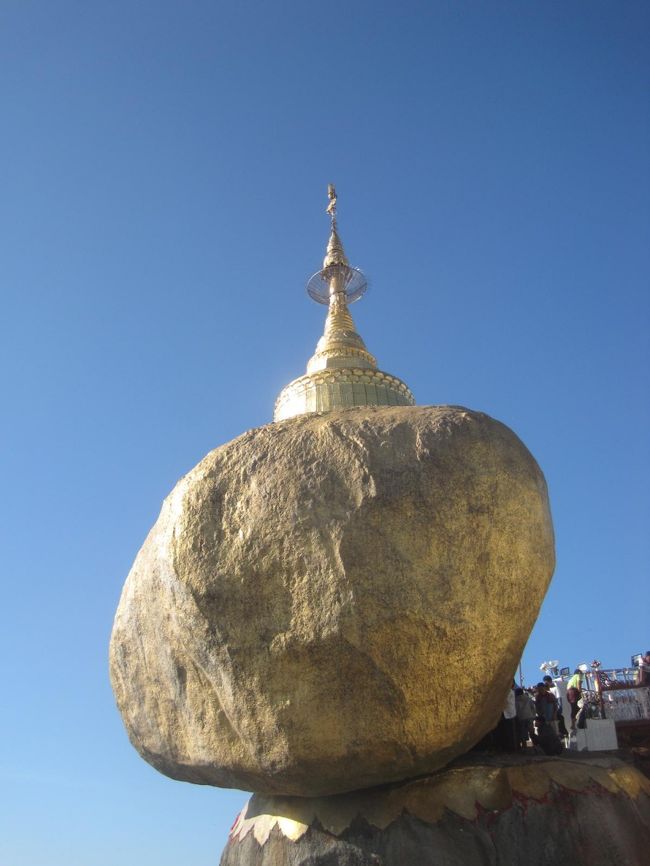 伝説によると仏様の遺髪の上乗っかっている岩、ゴールデンロック。<br /><br />ここは日本の有名な寺院と同様、1年中参拝者が途切れません。<br />でも行くのはけっこう不便。<br />キンブンの街までだらだらバスに乗り、そこから乗合の登山トラックに揺られ、さらに少してくてくと歩いた先にあります。<br />それでも寺院内は人でいっぱい。<br /><br />みんなお香を焚いたり、金箔を貼ったり、日の出や夕焼けを見るためにじっとしていたりと様々です。<br /><br />山の上だから、眺めはなかなかですよ。