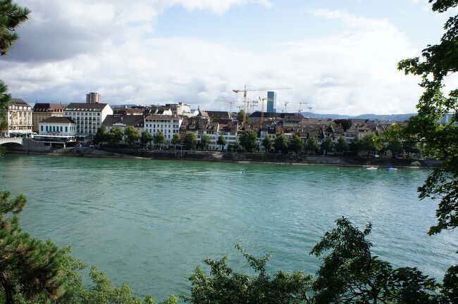 バーゼルは、スイス、ドイツ、フランスの国境が接する街です。<br />それなのでバーゼルという名前の駅は３つあります。<br /><br />スイスバーゼル、フランス方面へ行くフランス国鉄が運営するフランスバーゼル、ドイツが運営するドイツバーゼルです。<br /><br />フランスバーゼルはスイスバーゼルと同じ駅構内にありますが、ドイツバーゼルは少し離れています。<br /><br />バーゼルの公用語はドイツ語で、車内アナウンスはドイツ語、フランス語、英語で流れます。<br />これがローザンヌの方へ行くと、注意して聞いていると、フランス語、ドイツ語、英語の順で流れて、おもしろいなぁと思います。<br /><br />バーゼルに滞在するのは初めてでしたが移動するにも便利で、バーゼル自体も通り過ぎるにはもったいない、素晴らしい街でした。<br />