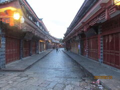 麗江の麗江古城・早朝・東大街・土産物屋