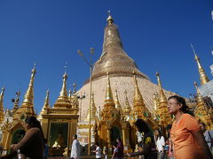 シュエダゴンパヤー、ミャンマーのお寺初体験。祈る人々。ミンガラバ=こんにちはです。
