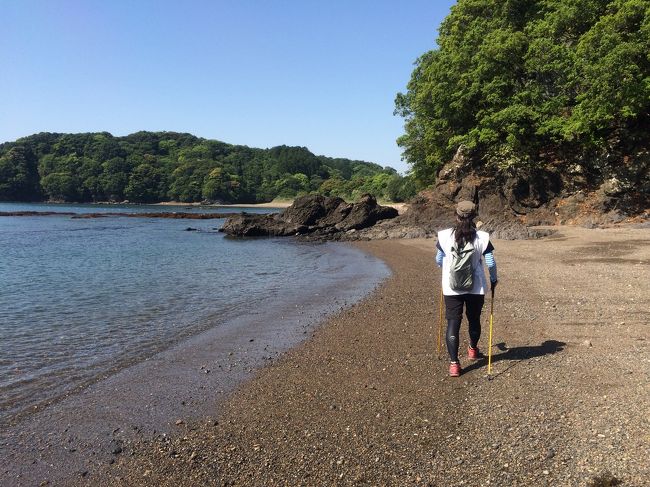 徳島にも何回もお世話になって参りましたが、<br />今回の旅でとうとうその徳島ともお別れ、初の高知へ入ります。<br />徳島の最後の札所から、高知最初の札所まで約80キロ。<br />2日間かけて歩きます。<br />ひたすら海っ端の車道を歩くので、山歩きのへんろころがしよりもむしろ色々不安だったかもしれない。<br />でも実際には抜けるような青い海に青い空を見ながらの歩きは案外あっという間でした。<br />心が洗われた、徳島から高知への旅路でした。