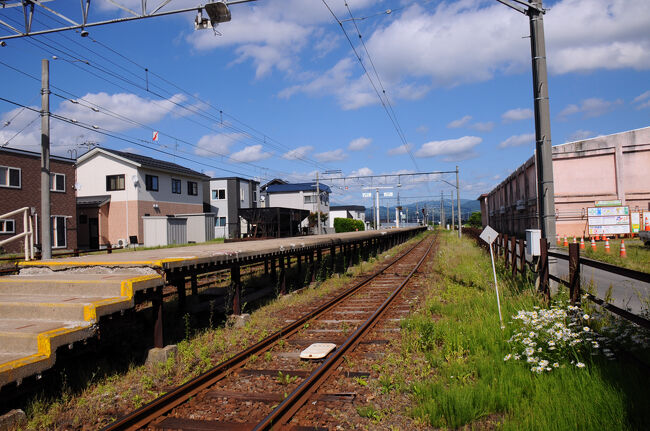 2月の末に痛めた足が、4月頃からまた痛みだし、しばらく旅はお預けとなった。その足の具合も少し良くなって来たので、足慣らしに久しぶりの旅に出た。訪れたのは初夏の津軽である。今回の旅の一番の目的は、ベンセ湿原のゼンテイカとした。出発直前の情報では、今年は例年より早く満開になったとのことである。ベンセ湿原には二日目に訪れることにし、初日は無計画で出発した。そして、往きの新幹線の中で色々と考えた結果、気になっていた温泉地である平賀温泉郷を訪れてみることにした。<br /><br />（2022.06.12更新）