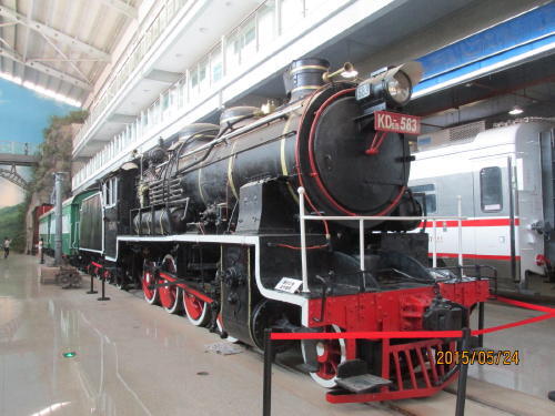 2004年12月に開館した雲南鉄道博物館です。昆明北駅2階の「雲南鉄道 博物館 狭軌館」と、そのすぐそばにある「雲南鉄道博物館 車両館」の2つの展示館から 成っていました。この度リニューアルした。中国南部、雲南省の昆明市で2014年5月18日、雲南鉄道博物館の新館がオープンした。南館、北館の２棟から成り、南館はベトナムがフランスに統治されていた時代の雲南・ベトナム鉄道にちなみフランス風の、また北館は中国高速鉄道のイメージを基調にしたデザインとなっている。展示面積は合わせて５１５５平方メートル。雲南鉄路博物館は昆明北站に開設されました。昆明北站は以前は「河口」を経てベトナムのハノイと結ぶ鉄道の起点で大いに賑わった時期もあったのですが、それが中断された今は旅客列車の発着が無くなり、余剰となった駅舎を利用して開館しました。昆明站と昆明北站をほぼ直線で南北に結んでいるのが昆明のメインストリートの一つである『北京路』です。現在地下鉄線が開通して地下鉄昆明北站が出来ました。