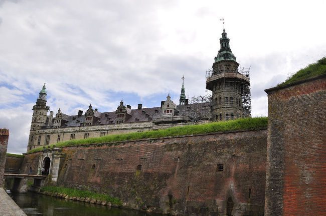 古い写真を整理しています。<br /><br />デンマークの古いお城、クロンボー（城）を訪ねました。ここはハムレットの舞台になったお城として有名な観光地です。<br /><br />なお、このアルバムは、ガンまる日記：ハムレットの舞台になったクロンボー城（１）[http://marumi.tea-nifty.com/gammaru/2012/08/post-b5c9.html]<br />とリンクしています。詳細については、そちらをご覧くだされば幸いです。