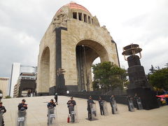 メキシコシティの革命記念塔周辺を警官隊に囲まれながらぶらぶら