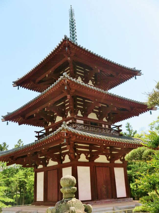 法輪寺（ほうりんじ）は、奈良県生駒郡斑鳩町にある仏教の寺院。三井寺とも呼ばれ、「法林寺」「法琳寺」とも書く。宗派は聖徳宗、本尊は薬師如来坐像。<br /><br />法隆寺東院の北方に位置する。現存する三重塔は1975年の再建であるため、世界遺産「法隆寺地域の仏教建造物」には含まれていない。法輪寺は寺史に関わる史料が乏しいため、創建事情の詳細は不明であるが、発掘調査の結果等から、7世紀中頃には存在していたことは間違いない。本尊薬師如来像と虚空蔵菩薩像も飛鳥時代末期にさかのぼる古像である。三井寺と言う別名は、当寺のある三井の地名に由来し、付近に聖徳太子ゆかりと言われている3つの井戸があった所から来ている。<br /><br />三重塔 - 1944年、雷火で焼失後、作家の幸田文らの尽力で寄金を集め、1975年に西岡常一棟梁により再建されたもの。焼失した塔は、近隣の法隆寺、法起寺の塔とともに斑鳩三塔と呼ばれ、7世紀末頃の建立と推定される貴重な建造物であった。<br /><br />木造薬師如来坐像<br />重要文化財。旧・金堂本尊で、現在は収蔵庫に安置されている。飛鳥時代後期の作。クスノキ材の一木造。像高110.2センチ。裳懸座に結跏趺坐し、施無畏与願印（右手は掌を正面に向けて上げ、左手は掌を上にして膝上に置く）を結ぶ如来像である。飛鳥時代の木彫像のほとんどがクスノキを用材としており、本像も例外ではない。<br />木造虚空蔵菩薩立像<br />重要文化財。飛鳥時代後期の作。クスノキ材の一木造。像高175.4センチ。旧金堂安置像で、現在は収蔵庫に安置されている。<br />（フリー百科事典『ウィキペディア（Wikipedia）』より引用）<br /><br />法輪寺　については・・<br />http://www1.kcn.ne.jp/~horinji/index.html<br />http://www3.pref.nara.jp/miryoku/megurunara/inori/syaji/area02/horinji/<br /><br />斑鳩町（いかるがちょう）は、奈良県生駒郡の町。飛鳥時代に聖徳太子の手によって法隆寺が建立されたことなどでよく知られる、古い歴史を持つまちである。法隆寺のすぐ西に広がる西里の集落は、近世初期の日本で最も組織的な力をふるった大工棟梁中井正清の育った集落でもある。大阪のベッドタウンとして都市化が進み、落ち着いた町並みも、もはや過去のものとなりつつある。<br />南に大和川が流れ、北には法隆寺の裏山にあたる松尾山を中心とした矢田丘陵を仰ぐ。<br />（フリー百科事典『ウィキペディア（Wikipedia）』より引用）<br /><br />『いかるが』という名は、「日本書紀」にありその通釈」は「斑鳩、鳥を以て名をせしなり。」　とあり、この地にイカルという鳥が群れをなしていたことからだといわれています。<br />スズメ目アトリ科の鳥でムクドリぐらいの大きさです。この鳥は、漢字で斑鳩・鵤（いかるが）とも書きます。<br />（http://www4.kcn.ne.jp/~ikaru-i/icenter2/ikaruga.html　より引用）<br /><br />斑鳩町　については・・<br />http://www.town.ikaruga.nara.jp/<br />http://www4.kcn.ne.jp/~ikaru-i/<br />