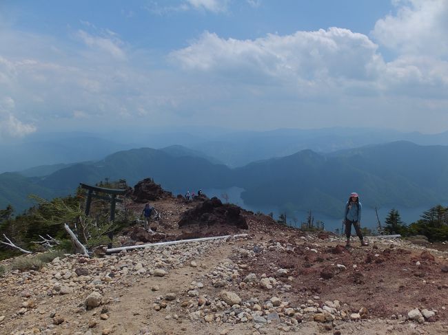 去年初めて金時山(1212m)を登って以来、何となく登山に興味を持ちはじめている?!<br />今回、登山経験豊富な友人に誘われ、栃木在住で近くの山ということもあり、男体山にチャレンジすることになる!!<br />日光周辺エリアへは何度も訪れたことはあるが、今まで男体山を意識したことはなかった…。<br />そんな知識も経験もない男が、はたして2486mの頂に登頂することができるのであろうか???<br /><br />アクセス<br />東北自動車道 宇都宮IC ー 日光宇都宮道路 ー いろは坂 ー 中禅寺湖 ー 二荒山神社中宮祠 (登山口)