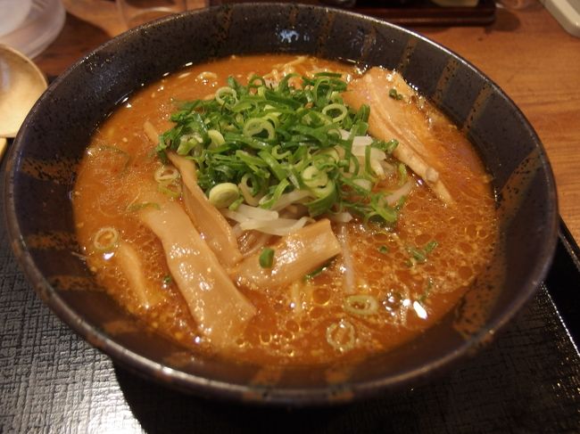 ２０１５年６月７日、ユニモちはら台のラーメン屋伝丸でラーメンを食べました。久しぶりの味噌味です。ここは種類が多く、味噌ラーメンでも、赤味噌と白味噌、濃厚味噌の３種類がありました。私は、辛めの赤味噌、息子は白味噌、妻は野菜味噌ラーメンでした。値段は大盛り無料で７００円を少し切る位です。久しぶりの味噌味のラーメンは美味しかったですが、スープは飲みませんでした。