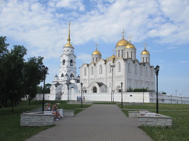ロシア3日目<br />古都群「黄金の環」観光<br /><br />モスクワからバスで2時間<br />古都セルギエフ・パッサートへ<br />