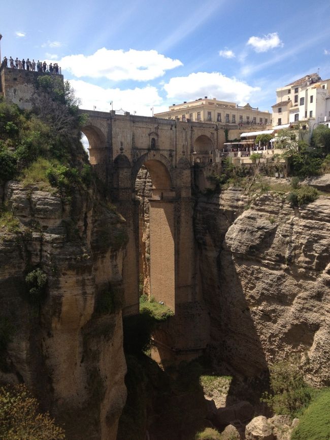 2015年GWにお手頃ツアーでスペインに行ってきました♪<br /><br />この旅行記は2連泊したグラナダから、日帰りでアンダルシアの魅力的な都市ミハス、ロンダを訪れた様子です。<br /><br /><旅程><br /><br />1日目 10:45 KIX発 AY0078 14:55 ヘルシンキ着<br /> 17:25 ヘルシンキ発 AY3269 20:25 バルセロナ着<br /> (バルセロナ泊)<br /><br />2日目 バルセロナ観光〜タラゴナ (アルファファール泊)<br /><br />3日目 グラナダ観光 (グラナダ泊)<br /><br />4日目 ミハス、ロンダ観光 (グラナダ泊)<br /><br />5日目 コルドバ観光〜ラ・マンチャ (マドリード泊)<br /><br />6日目 マドリード、トレド観光 (マドリード泊)<br /><br />7日目 10:15 マドリード発 AY3184 15:30 ヘルシンキ着<br /> 17:20 ヘルシンキ発 AY0077<br />8日目 8:55 KIX着