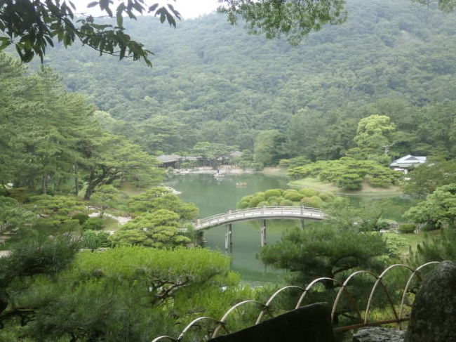 讃岐うどんと栗林公園です<br /><br />今回は職場のメンバーなので、地獄の讃岐うどんツアーと称して、目標10軒なんていうのは無しに　乗せ放題です。<br />すぐに満腹になり、後は観光に香川県は金比羅山しか来たことの無いと言う友人も居たのでのんびりと栗林公園を散歩してみました。