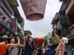 2015.6 微熟女の会、台湾へ行く！②…ローカル列車で行く猫村「ホウトン」＆「十分」で念願の点燈上げ