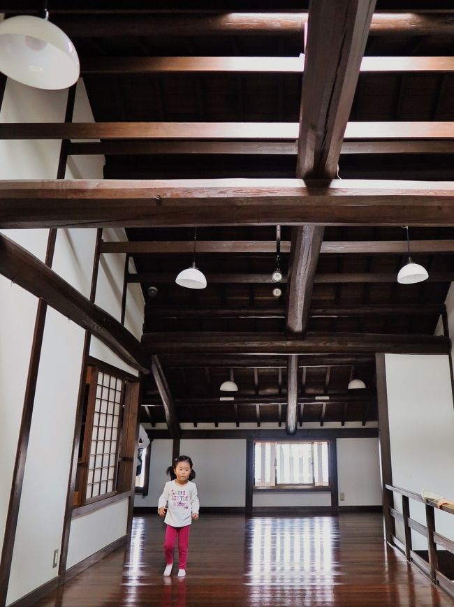 奈良市ならまち格子の家 <br />ならまちの伝統的な町家を再現しています。昔の奈良の町家の生活様式に直接ふれていただき、町民の暮らしぶりをうかがえる施設として、また、憩いの場としても利用していただけます。また、格子の持つ役割も理解出来ます。<br />住所 〒630-8332 奈良市元興寺町44<br />(http://narashikanko.or.jp/spot/index.php?m=d&id=79 より引用)<br />http://www.naramachiinfo.jp/places/detail_29.html<br /><br />ならまち(奈良町)は、奈良県奈良市の中心市街地南部に位置する、歴史的町並みが残る地域の通称(「奈良町」という行政地名はない)。狭い街路に、江戸時代以降の町屋が数多く建ち並ぶ。ほぼ全域が元興寺の旧境内にあたる。周辺を含む49.3ヘクタールが奈良市により奈良町都市景観形成地区に指定されている。<br /><br />第二次世界大戦の大規模空襲を免れ、街路と建築が残った。戦後は奈良市旧市街地として栄えた。現在は、町屋の原型を保ちつつ現代風に改装された飲食店や雑貨店、公共文化施設、社寺が町内各地に点在することから、奈良の新たな観光スポットとして注目を集め、細かく入り組んだ路地を歩きながら歴史的風情を楽しむ観光客で賑わっている。<br />(フリー百科事典『ウィキペディア(Wikipedia)』より引用)<br /><br />ならまち については・・<br />http://www.naramachiinfo.jp/<br />http://narashikanko.or.jp/naramachi/<br />http://homepage2.nifty.com/bu-ra-ri/naramati.htm<br /><br />「江戸川」は、」築140年、明治初期建築の呉服商家建物。江戸川の国産鰻、大和の地野菜、奈良の地鶏、旬にこだわったオリジナルメニューを多数取り揃えております。<br />建物は糸屋格子造りで店内からは日本庭園も見え国内はもちろん海外からの観光のお客様にも、きっと喜こんでいただけるはずです。<br />(http://r.gnavi.co.jp/k471700/ より引用)<br /><br />「江戸川」 については・・<br />http://www.shimomikado.com/shop/26.html