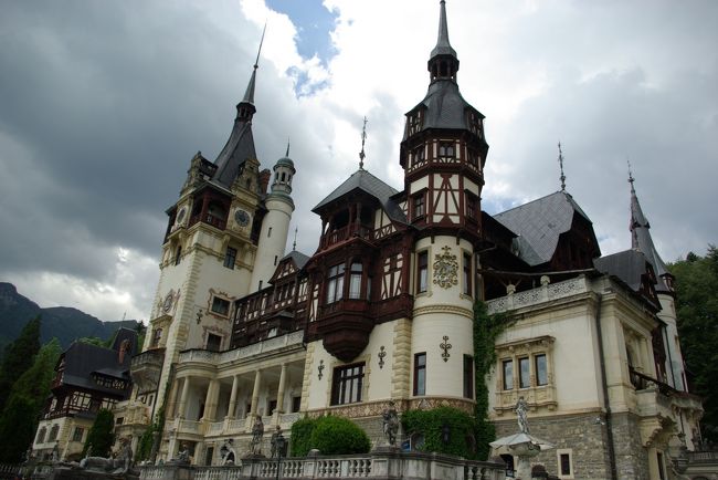 　２０１５年５〜６月にかけて、東欧ルーマニアとブルガリアを訪れました。<br />２は、ルーマニアのシナイアにある国王の夏の離宮だったペレシュ城を単独で掲載します。<br />なにしろ、離宮だけあって、見所満載です。<br />内部を見学するには、当日現地に行って内覧ツアーの申込をしなければなりません。<br />個人的に見て回ることは出来ないのです。予約も出来ないため運が悪いと、１時間以上待つことになります。<br />たまたま私たちは１５分程度の待ち時間で入城することが出来ました。<br />西欧の豪華絢爛とは一味違う東欧の離宮をご覧ください。<br />