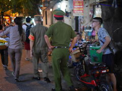 ホアンキエム湖近く。青空居酒屋さん通り。警察の取り締まりとのいたちごっこ。