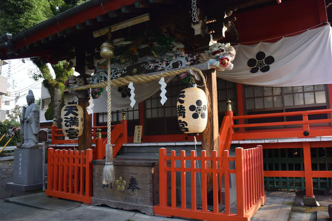 今日から吉原祇園祭(通称:おてんのさん)が始まります。(13日〜14日)<br />毎朝の散歩コースを変えておてんのさんが開催される地区を歩いて来ました。<br /><br />300年余りに渡って親しまれてきた、吉原祇園祭。通称「おてんのさん」と呼ばれ京都の祇園祭の流れを汲み、悪霊、疫病を退散させる祈りが、祭の形となって受け継がれてきました。<br />参加町内は旧町名で行われ、旧吉原宿周辺の木之本神社・天神神社（天満宮）・八坂神社・八幡神社（八幡宮）・山神社の五社の氏子25町内で、各町内が飾り立てた21台の山車の引き回しや、各神社の神輿が練り歩きます。 <br /><br />★富士市役所のHPです。<br />http://www.city.fuji.shizuoka.jp/<br /><br />★吉原商店街振興組合のHPです。<br />http://yoshiwara-shoutengai.com/<br /><br />＝昨年(2014年)の私の旅行記です。＝<br />・吉原祇園祭 2014.06.14-15 =1.祭りの朝(散歩)=<br />http://4travel.jp/travelogue/10898188<br /><br />・吉原祇園祭 2014.06.14-15 =2.女神輿=<br />http://4travel.jp/travelogue/10898490<br /><br />・吉原祇園祭 2014.06.14-15 =3.木遣り道中=<br />http://4travel.jp/travelogue/10898521<br /><br />＝一昨年(2013年)の私の旅行記です。＝<br />・吉原祇園祭　２０１３．０６．０８　=１．山車編=<br />http://4travel.jp/travelogue/10782743<br /><br />・吉原祇園祭　２０１３．０６．０８　=２．女みこし編=<br />http://4travel.jp/travelogue/10782782<br /><br />・吉原祇園祭　２０１３．０６．０８　=３．宮太鼓編=<br />http://4travel.jp/travelogue/10782793