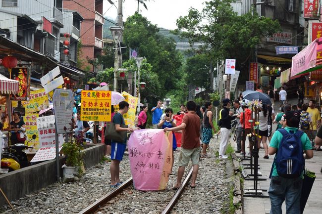 台湾は、もうライチの季節です。<br />ライチを食べに台湾へ。今回は短期滞在です。<br />今回は、日本統治時代からある建物を中心に見ました。<br />そして、初めて、十分に行きました。（やったー)<br /><br />スケジュールは、<br />□６月１３日（土）　JL097　 8:45　羽田発、11:30松山機場到着<br />■６月１４日（日）　十分へ<br />■６月１５日（月）　JL804　12:50　桃園空港発　17:00成田空港着<br /><br />今回の旅行記は、以下です。<br />・十分へ行く<br />・黄龍荘で夕食（初めての店）<br />・最終日の帰国