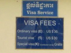 陸路でカンボジアに入国、ＶＩＳＡ代金を確認しました。３０米ドルでした。