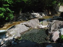 川床の甌穴から温泉が湧き出る秘湯「二岐温泉」（福島）