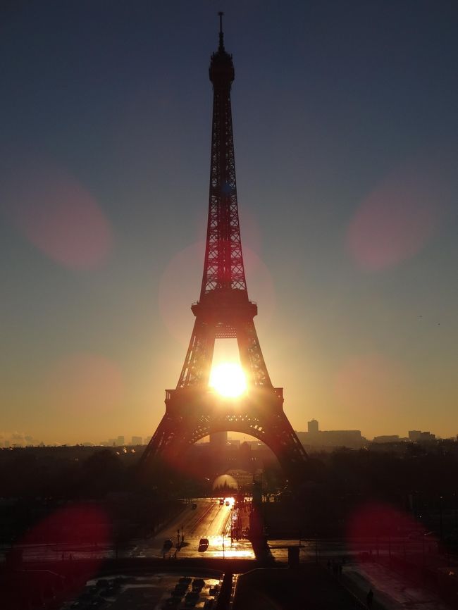 久しぶりに海外へ。<br />JTBの自由度が高いツアーに友達と参加しました。<br />年末に安くと思うと、パリへの直行便を選べるはずもなく、ドバイ乗り継ぎでフランスへ。<br />12/28　　23時関空発<br />12/29　　午後パリ着　セーヌ川クルーズ<br />12/30　　自由行動（モンサンミッシェル夜景ツアー参加）<br />12/31　　ヴェルサイユ・ルーブル観光（離団して自由行動♪）<br />1/1　　　自由行動（パリ夜景ツアー参加）<br />1/2　　　朝パリ発<br />1/3　　　夕方関空着<br />ハードな旅行となりました（笑）