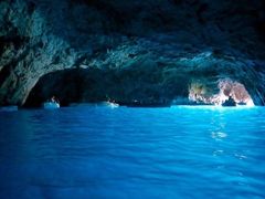 本当に青い！！カプリ島「青の洞窟」