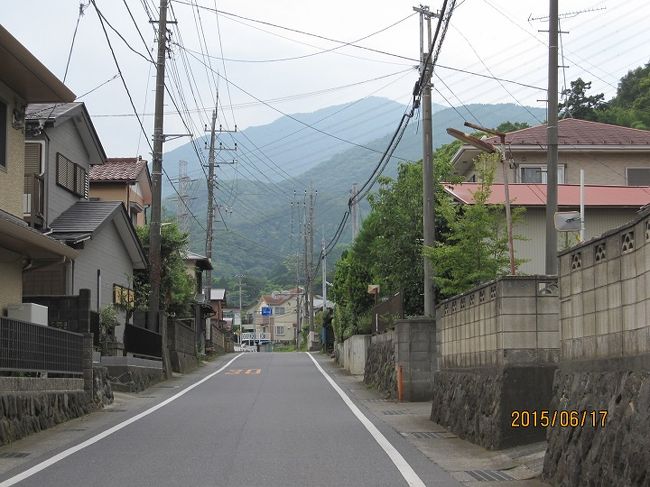 大山街道歩きも、いよいよ大山が目前に迫ってきました。<br /><br />関東はすでに梅雨にはいって、曇り空の2015年6月17日、前回のゴールのバス停「道灌塚前」から、大山ケーブルバス停まで歩きました。<br /><br />写真は大山街道から見える「大山」です。