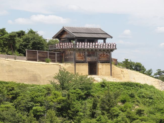 「鬼の城」は「岡山県総社市」の「鬼城山」に位置する「７世紀後半（飛鳥時代）」に「伝・大和朝廷」によって築城された「神籠石式山城（朝鮮式）」です。<br /><br />「天智天皇」の「倭国（大和朝廷）」が「白村江の戦い（６６３年）」に敗れた後「唐・新羅連合軍の侵攻」に備え築城したと考えられています。<br /><br />「日本書紀」に「西日本の要所」に「大野城（福岡県）」など「１２の古代山城」を築いたと記されており「鬼ノ城」も「防衛施設の一つ」であろうと推測されています（ウィキ）。<br /><br />写真は「展望台」から撮った「復元」された「西門遺構」です。