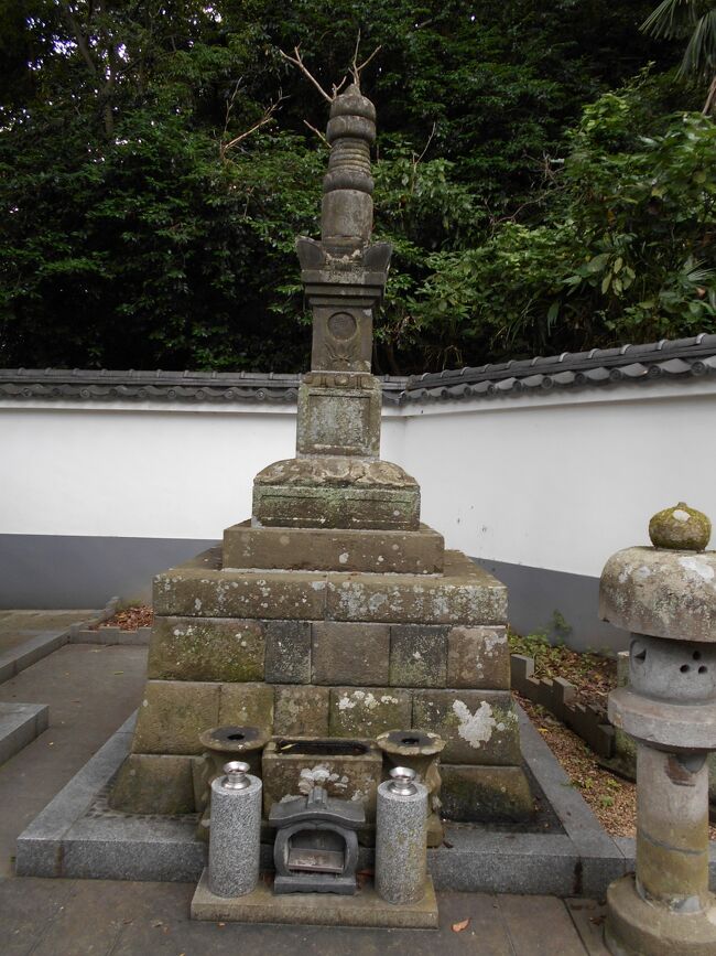 ＪＲ鎌倉駅からバス１０分、逗子市に隣接する天照山光明寺（こうみょうじ、鎌倉市材木座）は鎌倉幕府第４代執権である北条経時（ほうじょう・つねとき、１２２４~１２４６）が帰依を受けて開基、良忠上人が開山したと言われています。<br /><br /><br />境内の一角には「光明寺」と題する説明が書かれています。<br /><br />「材木座に所在する光明寺は、江戸時代には浄土宗関東１８壇林の第一位として格付けされた格式の高い寺院です。<br />開山は記主禅師然阿良忠、開基は鎌倉幕府の第四代執権北条経時で仁治元年（１２４０）鎌倉に入った良忠のために、経時が佐助ヶ谷に寺を建てて蓮華寺と名づけ、それが寛年元年（１２４３）に現在地に移り、光明寺と改めたと伝えます。<br /><br />元禄１１年（１６９８）建立の本堂は、国指定重要文化財、また弘化４年（１８４７）建立の山門は、県指定重要文化財、ことに本堂は鎌倉で現在する近世仏堂のうちでも大規模を誇ります。<br />当寺は今なお、建長寺、円覚寺と並ぶ壮大な伽藍を構成しています<br /><br />１０月１２日から１５日の間に行われる「千夜奉要」の行事は今でも夜市がたち大勢の人で賑わいます。」<br /><br /><br /><br />当該寺院には大名内藤氏歴代当主の墓が室の墓と共に配されており、建てられた説明板には次のように記述されています。<br /><br />『　鎌倉市指定史跡<br />　　　　昭和３７年９月７日　指定<br /><br />　　　　　内　藤　家　墓　地<br /><br />日向延岡の城主内藤家の歴代墓地で、江戸時代初期以来、代々のものが一墓地に建立されている。高さ３メートルに及ぶ大宝篋印塔などが多く、他に笠塔婆、仏像形、五輪塔形、角塔婆形がある。これに加えて灯籠、手水鉢があり、宝篋印塔と共に大名墓地の時間的変化を知ることができる好資料である。江戸時代初期以降代々にわたる墓碑をよく保存する大名の墓地として貴重である。<br /><br />　　　　　墓碑５８基（宝篋印塔４０基、笠塔婆１２基、<br />　　　　　仏像形４基、五輪塔形一基、角塔婆形一基）<br />　　　　　灯籠１１８基、手水鉢１７基、地蔵尊等９基<br /><br />　　　　　　　　　　　　　　　　　鎌倉市教育委員会　』<br /><br />