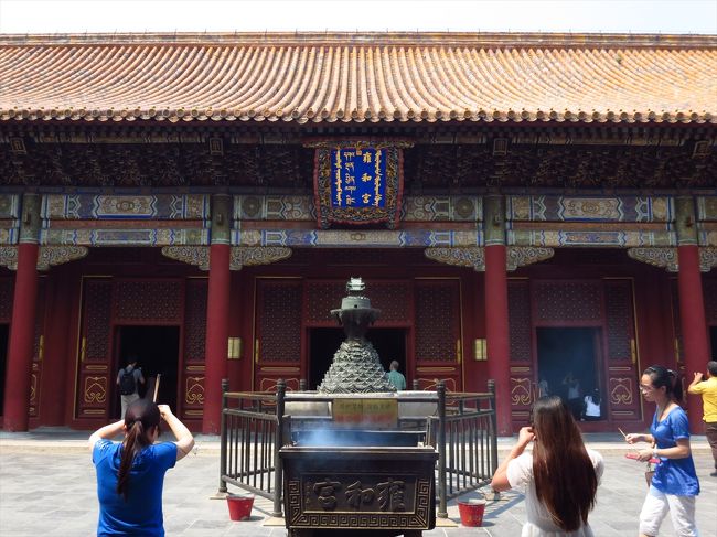 今回の行き先は北京！<br /><br />この日は朝から一人で暇だったので、<br />10数年ぶりに雍和宮に行きました。<br /><br />以前の印象では、荘厳なチベット寺院<br />でしたが、何度か改修工事をしたのか、<br />随分雰囲気が変わっていました。<br /><br /><br /><br />★★　夏の北京旅行記　6/13〜6/16　★★<br />01★出発編　セントレア　グローバルラウンジ<br />http://4travel.jp/travelogue/11022659<br />02★経由編　初めての青島経由北京行き<br />http://4travel.jp/travelogue/11022747<br />03★ダックじゃなくてステーキ！<br />http://4travel.jp/travelogue/11022930<br />04★オシャレな北京〜The Place世貿天階　と　三里屯太古里〜<br />http://4travel.jp/travelogue/11022985<br />05★行けるかな？爨底下村へ〜前半〜<br />http://4travel.jp/travelogue/11023206<br />06★歩いてみよう、爨底下村〜後半〜<br />http://4travel.jp/travelogue/11023489<br />07★夕食は嘉里中心で<br />http://4travel.jp/travelogue/11023617<br />08★北京最大のチベット仏教寺院　雍和宮再訪<br />http://4travel.jp/travelogue/11023901<br />09★五道営胡同の猫カフェへ？<br />http://4travel.jp/travelogue/11024059<br />10★不思議な芸術空間〜798芸術区　前半〜<br />http://4travel.jp/travelogue/11024310<br />11★廃墟工場見学〜798芸術区　後半〜<br />http://4travel.jp/travelogue/11024418<br />12★北京といえば…ダックでしょ！<br />http://4travel.jp/travelogue/11024579<br />13★日壇公園で朝のお散歩<br />http://4travel.jp/travelogue/11024677<br />14★空港第二ターミナルへ！<br />http://4travel.jp/travelogue/11024820<br />15★帰りも経由編　青島経由名古屋行き<br />http://4travel.jp/travelogue/11024961