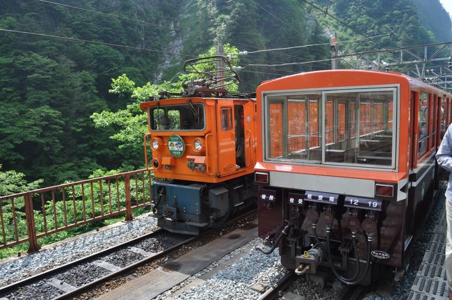 　2015年6月13日、黒部峡谷鉄道に乗ってきました。<br />　この年は、降雪が多かったせいか全線開通が遅れて、連休後の5月28日からとなりました。<br />　また、黒部峡谷鉄道は台湾の阿里山鉄道と姉妹提携していて、黒部峡谷鉄道で欅平往復乗車すると、阿里山鉄道に無料乗車できるキャンペーンを実施しています。<br />　8月に阿里山鉄道に乗る予定があるので、黒部峡谷鉄道に友人3人と乗りに来たのでした。<br />