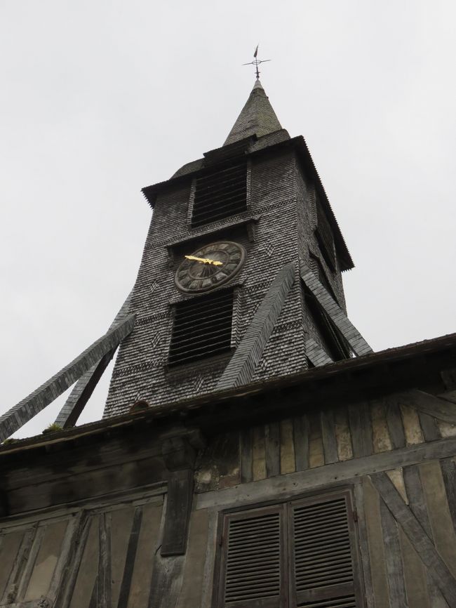 表紙の写真・Place Saint-Catherine.サン・カトリーヌ教会。<br />フランス最古かつ最大の木造教会で、1879年に歴史的建造物に指定された。<br />この教会の周りがマルシェになるのですが、賑わっておりました。<br /><br />2015・6月も最後ですね！今年も半分も過ぎてしまいました(汗)<br /><br />皆様、夏場に向けてご自愛下さいませ<br /><br />スペイン・イタリア・フランス・ドイツ・ロンドンと、遠征しながら頑張る錦織君・・<br />自分の旅した土地ですので、懐かしく思い返しながら、応援しています。<br />寝不足になりながら(^^)まずは１勝して良かった・・<br /><br />また、なでしこも頑張って！<br />ドイツに旅立つ時、JAL機で偶然にも佐々木監督にお会いしまして、<br />エールを送りました。<br />あの明るさが良いですよね！カナダにも行きたいな～～と観戦しています。<br /><br /><br />本題に入ります。<br />2015・4・11（土）青空は臨めませんが、雨予報でしたのが曇りなら<br />上出来ですよね～～<br />朝食前に朝の散策に出かけました。<br /><br />知らない町の散策ほど、ワクワクする事はありません＾＾<br /><br />そう、オンフルールのようなリゾート地は治安は悪くないから（断言はしませんが）ブラブラしない手はありません。<br /><br />素敵なひと時にでした～～<br /><br />パリは堅牢な石造りの建物ですが、ここは日本と同じ木組みの家並み・・<br />オンフルールが、こんなにも素敵な木組みの家があるとは、思っていませんでした。<br /><br />実はこの後に、木組みの町並みを見たくて、旅行を組み立てたのです。。<br />（自己満足の計画でして、リサーチもいい加減なのですが・・・）<br /><br />アルザス地方の木組みを見に、もちろん行きたかったのですが、。止めたのです<br /><br />でも、もう、すでに満足の域に・・・。。<br />観光化されていない雰囲気もいいのですよね～～<br /><br />マルシェを楽しんだ後、ippuniさんと<br />落ち合ってエトルタに向かいました<br /><br /><br />